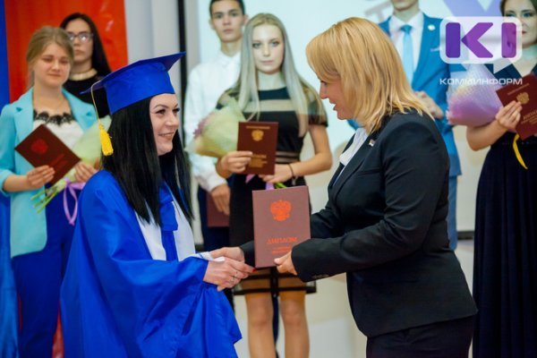 Лучшие из лучших: зампред правительства Коми вручила красные дипломы выпускникам-отличникам
