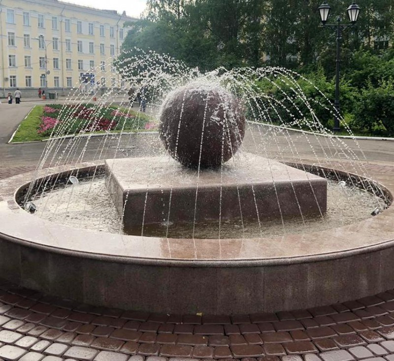 На Стефановской площади Сыктывкара запустили один из двух фонтанов