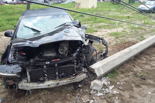 В Сыктывкаре пьяный водитель снес опору линии электропередач