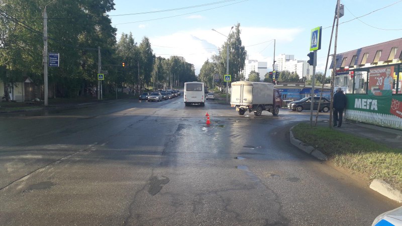 В аварии в Сыктывкаре пострадали два человека