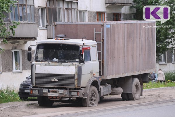 Сыктывкарцы недовольны грузовиками, проезжающими через двор в магазин 
