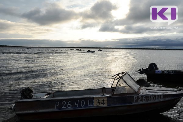 В Коми спасатели эвакуировали с Печоры мужчину в дрейфующей лодке