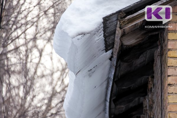 Сыктывкарское ТСЖ заплатит более 70 тысяч рублей автомобилисту за сход снежной глыбы на крышу его машины