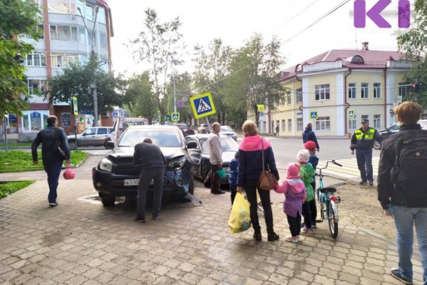 В Сыктывкаре два автомобиля вылетели на тротуар, чудом не задев пешеходов