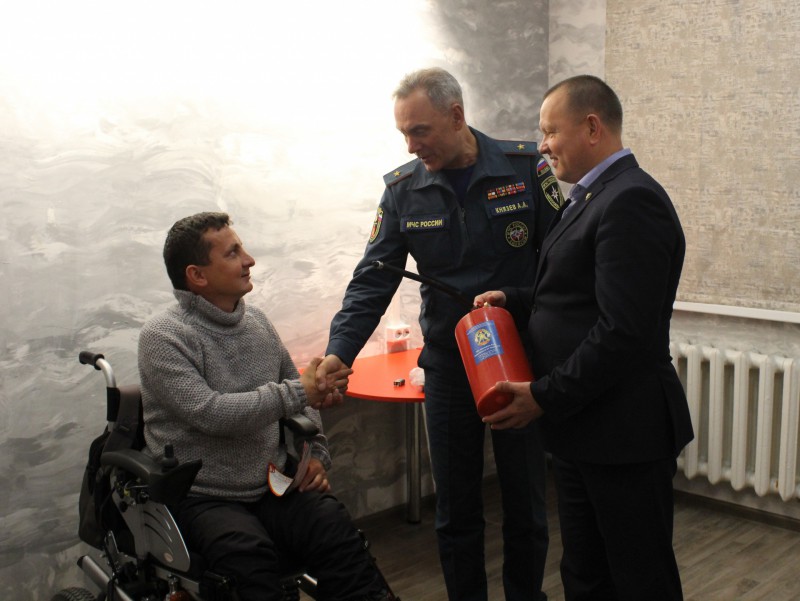 Главный спасатель Коми поздравил организацию людей с инвалидностью "Аппарель" с безопасным "новосельем"