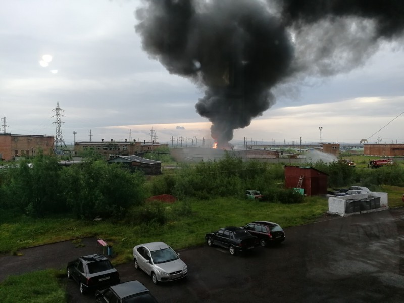 В Воркуте сгорел бесхозный склад