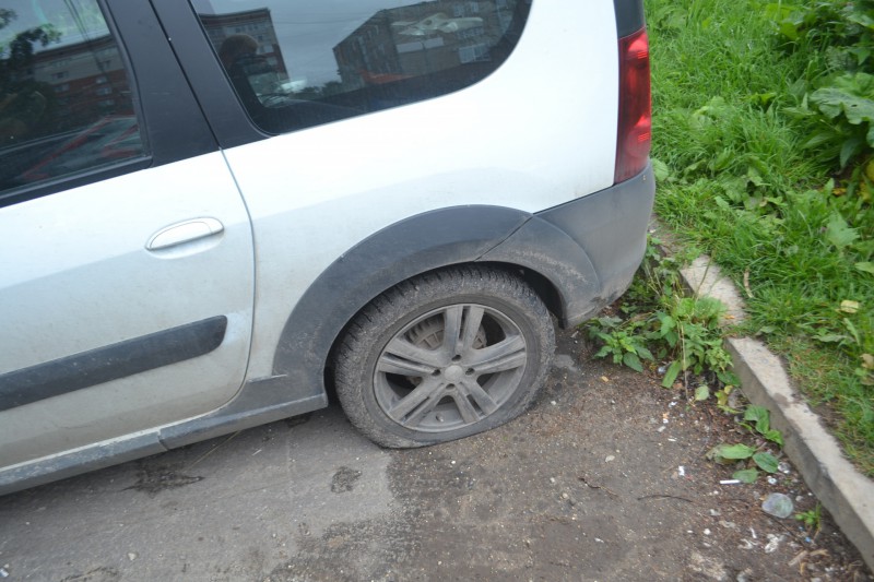 В Сыктывкаре водителю Lada Largus прокололи колеса из-за места на парковке