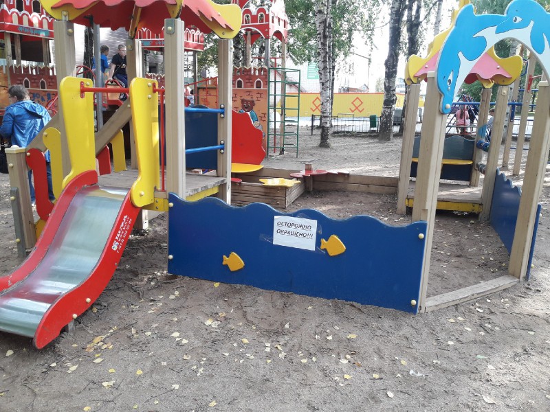Жители Выльгорта не выдержали и покрасили детскую площадку 