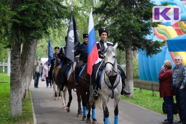 С чего начинается Родина: в Сыктывкаре в канун Дня государственного флага России раздали более тысячи красно-сине-белых ленточек
