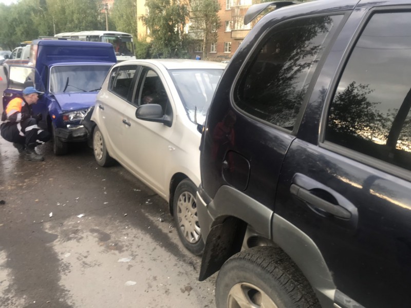 Сыктывкарская гармошка: новичок на "Иж-27175" спровоцировал столкновение трех автомобилей