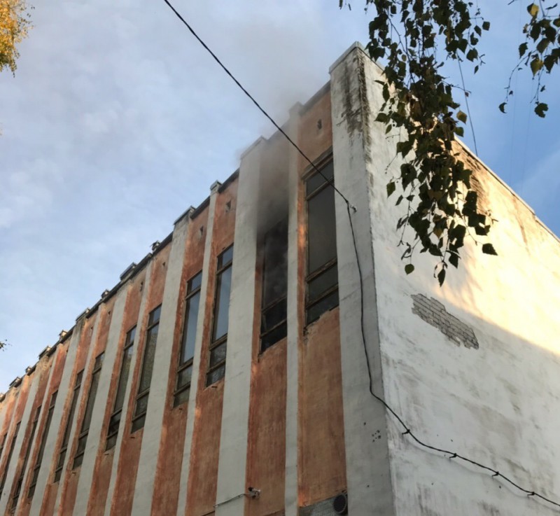 В Сыктывкаре горит школа №12