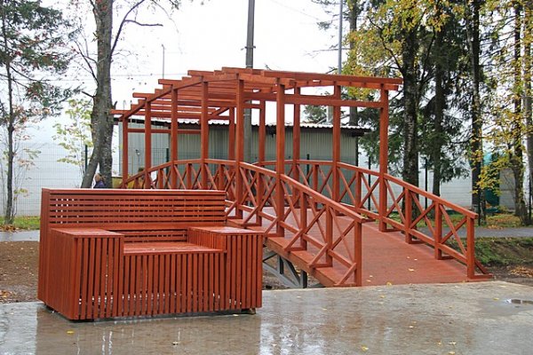 Деревянный мостик украсил парк имени Мичурина в Сыктывкаре