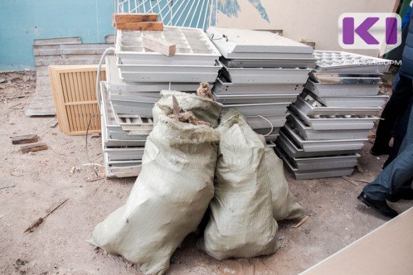 В Сыктывкаре контейнеры для ТКО забросали строительным мусором