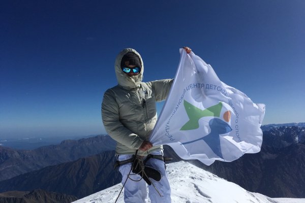 Турист из Коми покорила вершину горы Казбек на Кавказе в сложных погодных условиях
