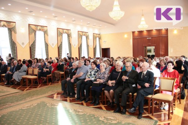 Сергей Гапликов вручил государственные награды педагогам и ветеранам отрасли образования