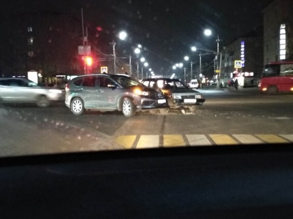 В Ухте в час пик водитель ВАЗ пытался проехать на мигающий желтый и попал в аварию 