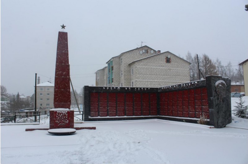 В селе Визинга Сысольского района отремонтировали стелу и памятную стену "Никто не забыт – ничто не забыто" 