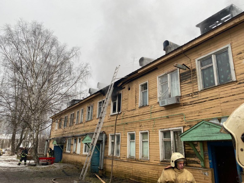 В Сыктывкаре из горящего дома эвакуированы 34 человека, в том числе шесть детей