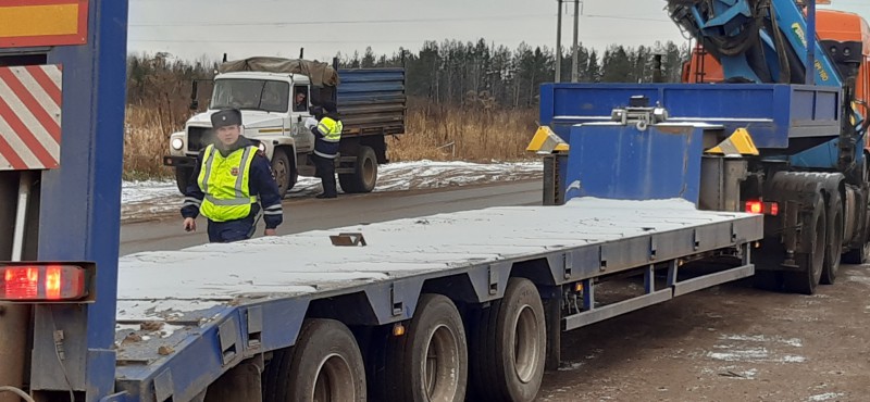 Сыктывкарские автоинспекторы рассказали водителям грузовиков о новых правилах