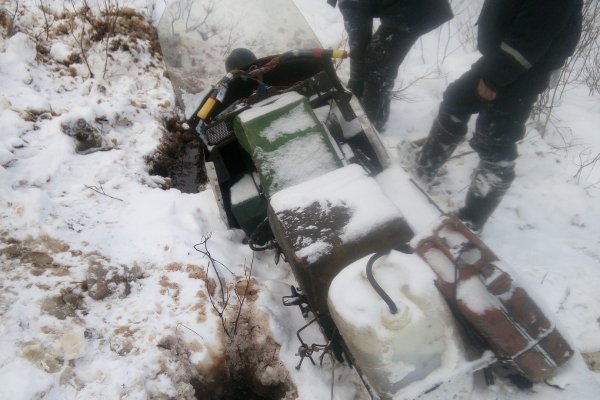 В Коми спасатели извлекли застрявший в болоте снегоход с помощью бревен