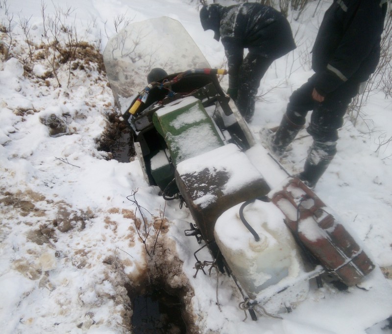 В Коми спасатели извлекли застрявший в болоте снегоход с помощью бревен
