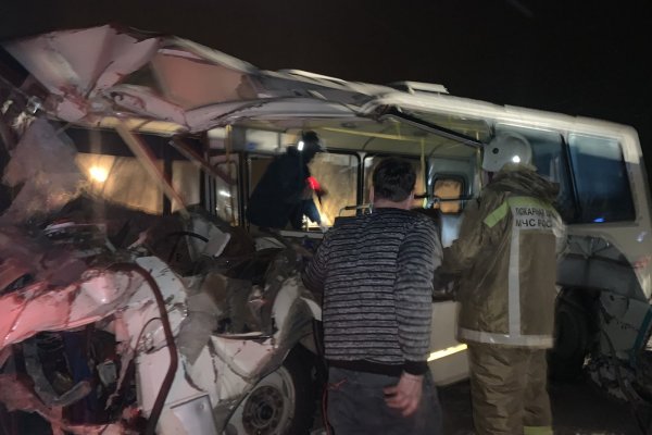 Под Усинском в результате столкновения с КамАЗом разворотило автобус /подробности/