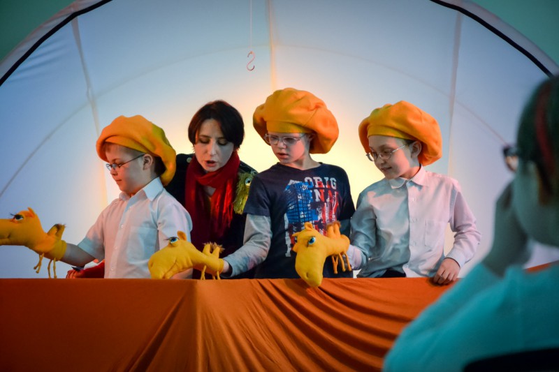 В Сыктывкаре покажут спектакль с тифлокомментариями "Разноцветная книга" для слабовидящих и слепых детей