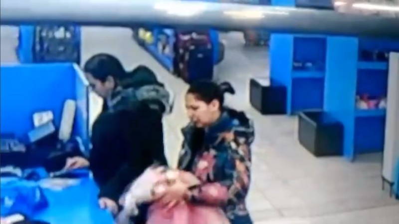 Запах женщины: в Сыктывкаре посетительницы магазина украли два флакона туалетной воды