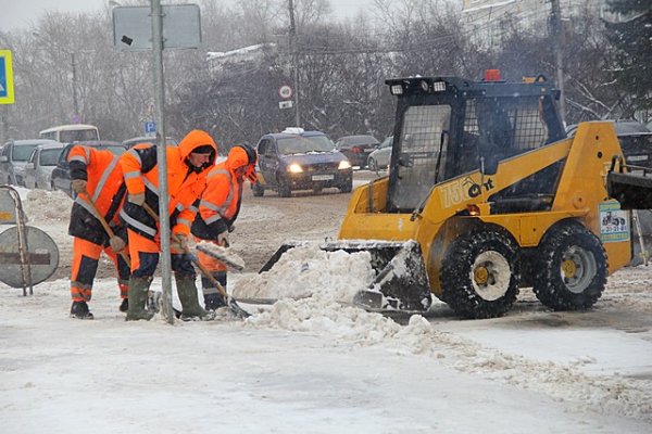 Дорожные службы Сыктывкара устраняют последствия снегопада