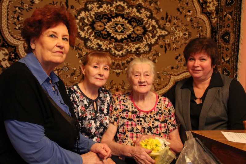 Наталья Паншина поздравила с 90-летием труженицу тыла Надежду Швецову