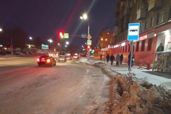 Дорожники Сыктывкара очистили от гололеда остановку, на которой пассажиры толкали автобус