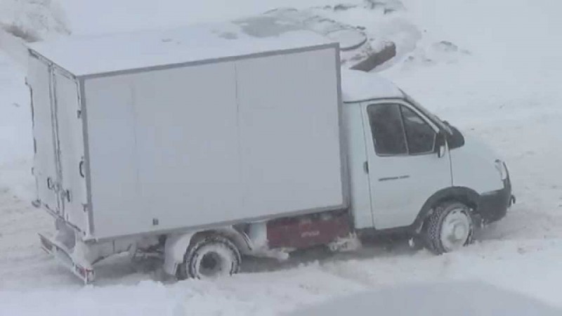Машина с продуктами из Кировской области застряла в Чёрныше
