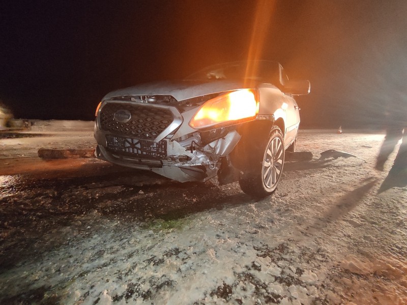 Пункт назначения: в Койгородском районе Datsun наехал на выпавшее с лесовоза бревно