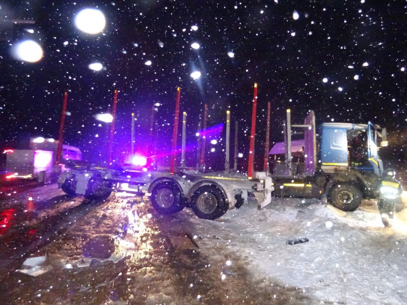 В Сысольском районе при столкновении двух большегрузов пострадал водитель МАЗа