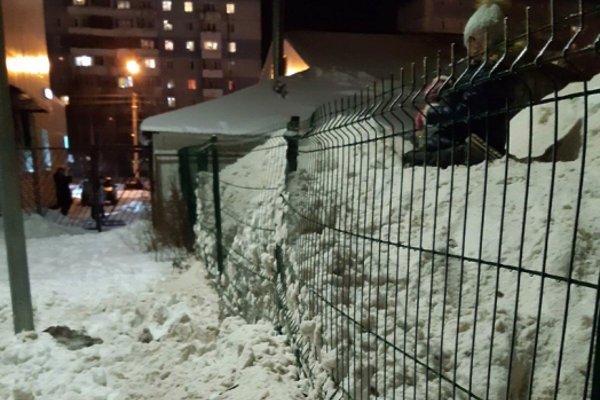 Сыктывкарские дети облюбовали снежный вал и забор со штырями