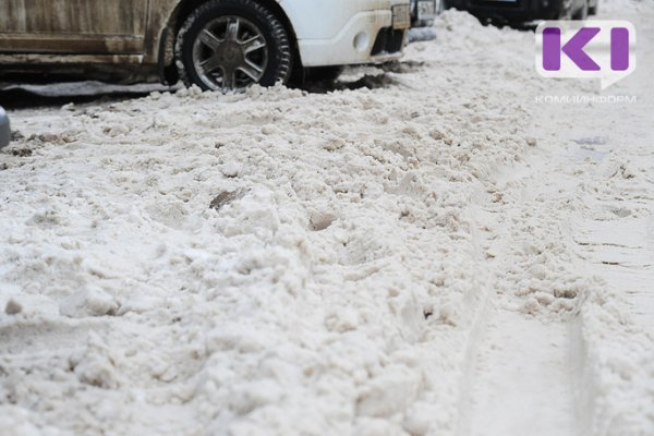 Падал прошлогодний снег: в Эжве приступили к очистке ул.Комарова через две недели после обращения