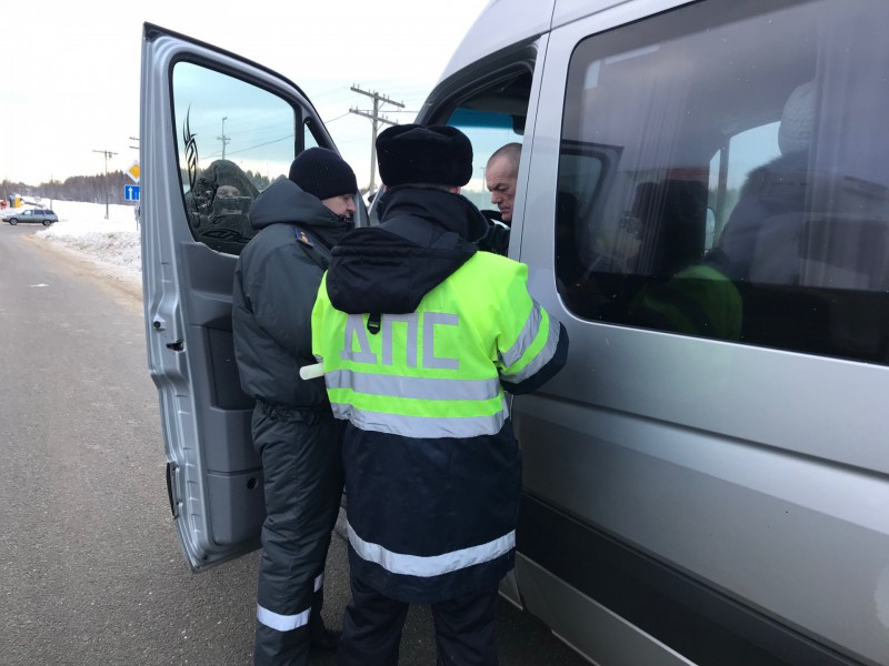За два часа госавтоинспекторы Сыктывкара проверили десять автобусов и выявили шесть нарушений