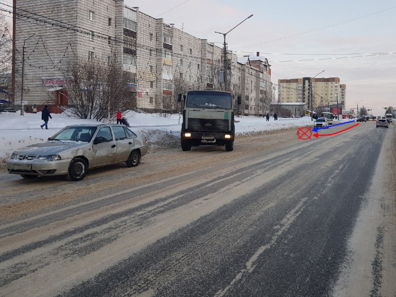 В Сыктывкаре после столкновения с МАЗом пострадала водитель Daewoo