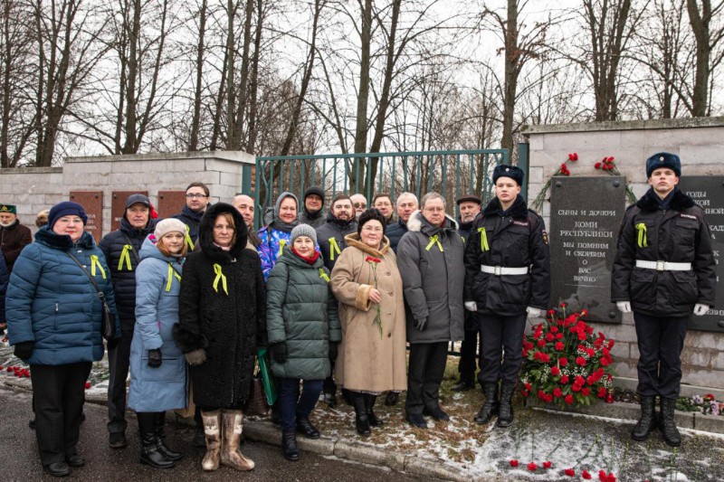 Делегация от Коми возложила венки и цветы на Пискаревском мемориальном кладбище в Санкт-Петербурге
