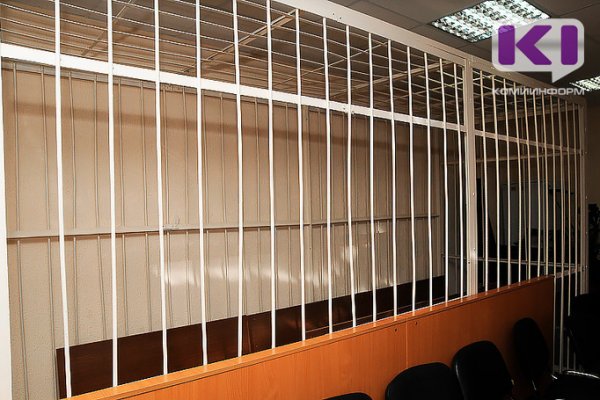 В Коми рецидивист заявил о моральных страданиях в клетке Сосногорского суда 