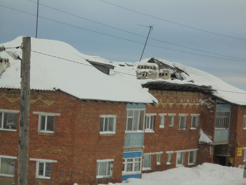 В многоквартирном доме Усть-Цильмы рухнула часть крыши