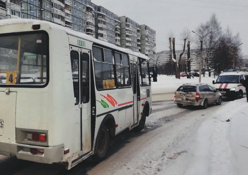 В Сыктывкаре водитель решил подкалымить на автобусе и попал в ДТП 