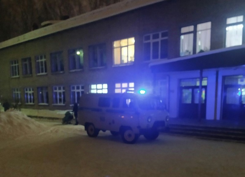 В сыктывкарской школе 13-летний ученик угрожал директору и окружающим