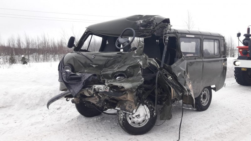 Под Усинском в столкновении с КамАЗом пострадали водитель и пассажир "буханки"