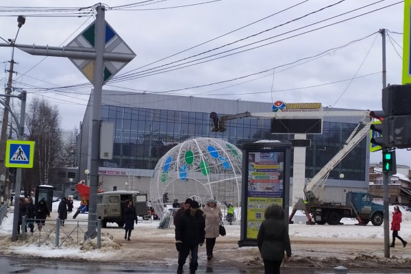 В Сыктывкаре приступили к демонтажу новогоднего шара в центре города