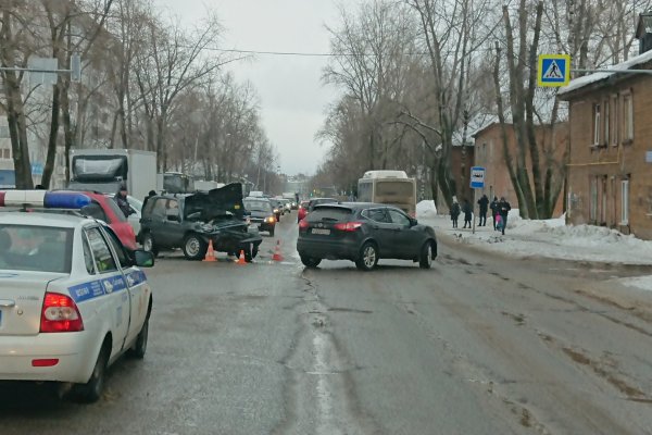 В Сыктывкаре водитель без прав устроил аварию, в которой сам же и пострадал