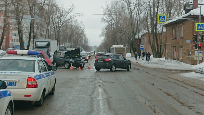 В Сыктывкаре водитель без прав устроил аварию, в которой сам же и пострадал