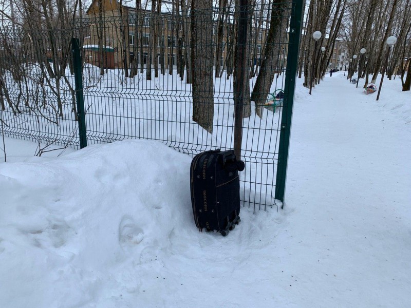 На территории школы №22 в Сыктывкаре обнаружили подозрительный чемодан 