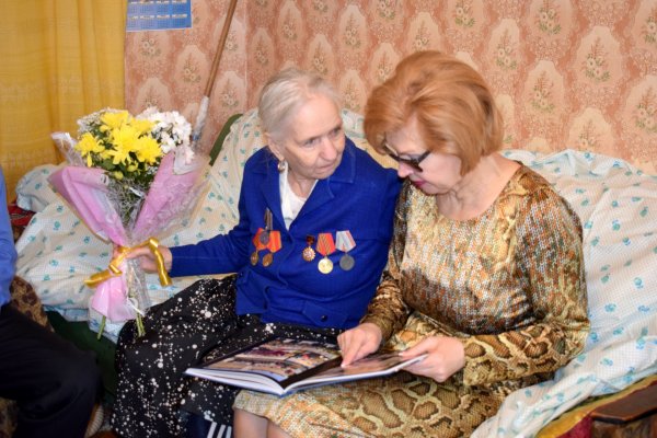 В Инте труженице тыла Марии Радченко вручили юбилейную медаль к 75-летию Великой Победы 