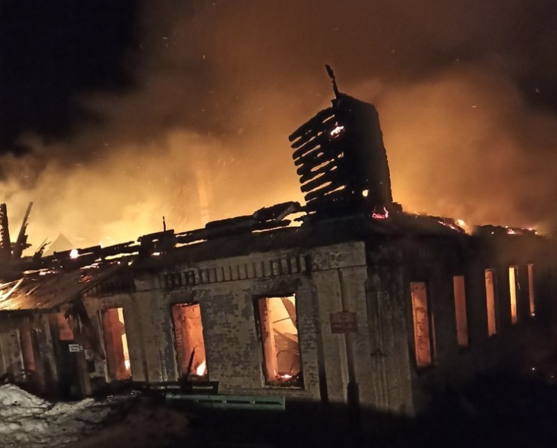Пожар в здании администрации села Лойма уничтожил редкие книги и старинные предметы